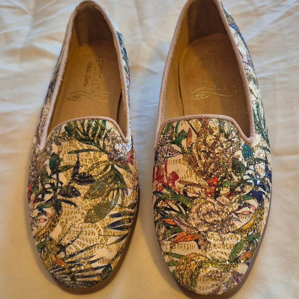 Women's Shoes. Aerosoles .Size 7. Embroidered. Tropical design.